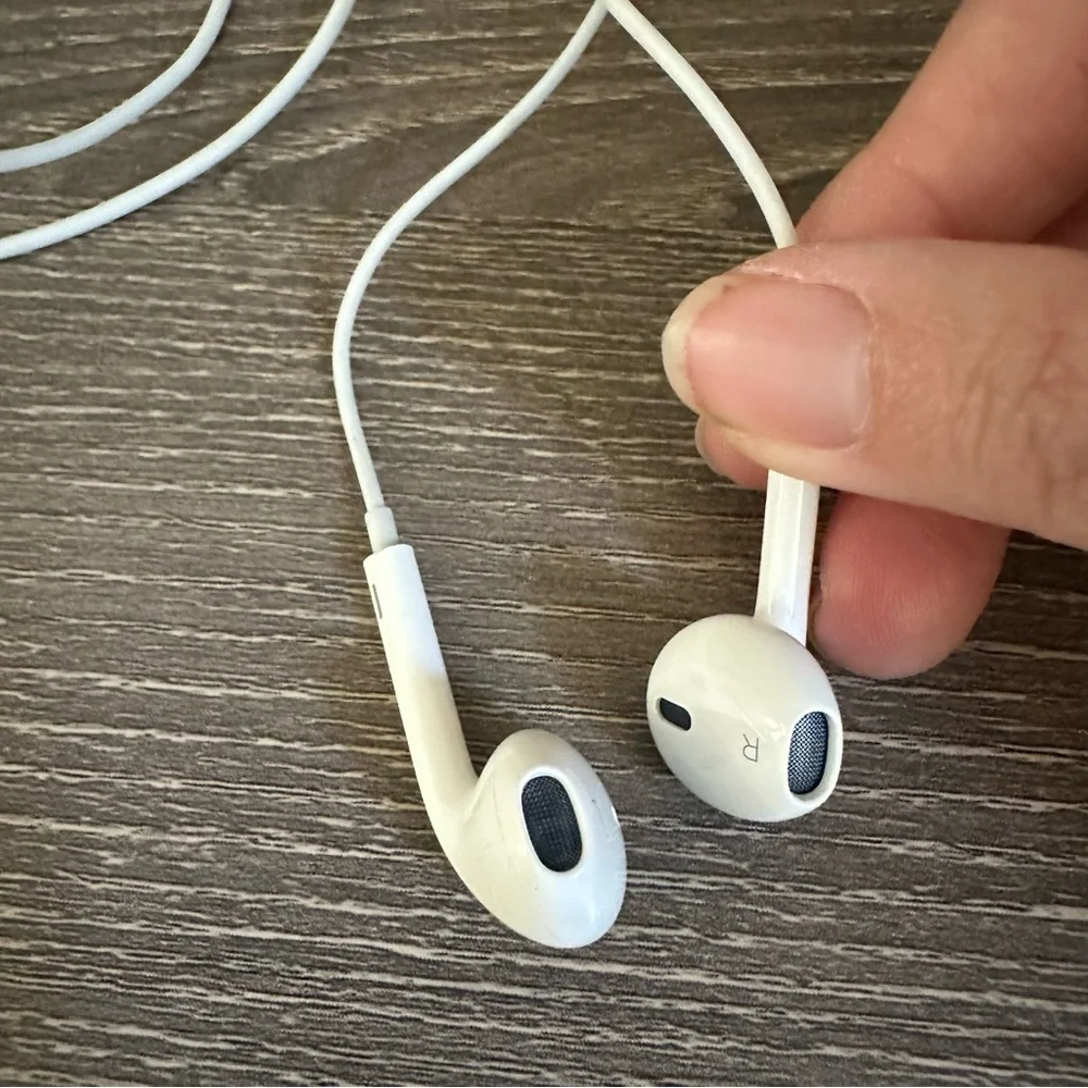 Apple EarPods (3.5mm Headphone Plug) New White Headphones